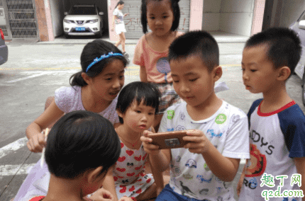 孩子什么年齡適合玩手機 孩子玩手機最多是多長時間3