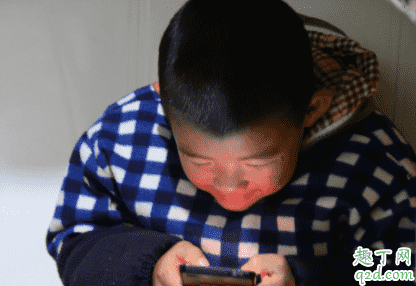 孩子什么年齡適合玩手機 孩子玩手機最多是多長時間4