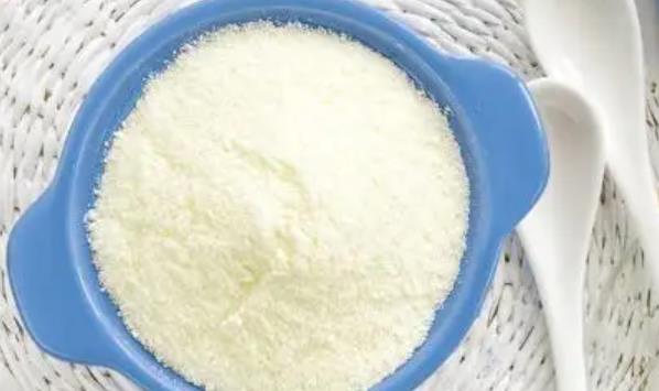 臨期奶粉的危害有哪些？泡好的奶粉放冰箱可以保存多久？