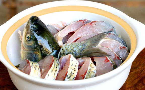 草魚搭配什么菜好吃？草魚頭豆腐湯的營養價值