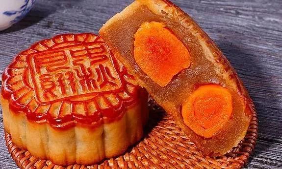 蛋黃月餅里的蛋黃是真的嗎？蛋黃月餅吃多了好嗎
