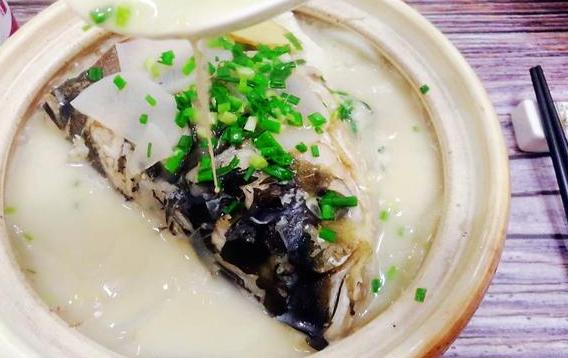 燉魚頭湯用熱水還是冷水？燉魚頭湯為什么用熱水